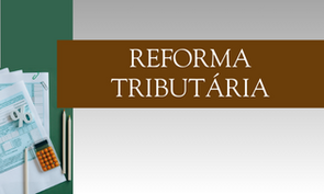 Capa curso "Reforma Tributária" fundo cinza, tarja lateral verde com um papel, lápis e símbolo de porcentagem e uma tarja marrom centralizada com o nome do curso