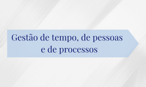 Cartaz de divulgação do evento Gestão de tempo, de pessoas e de processos. Arte em fundo predominantemente cinza com uma seta central na cor azul claro