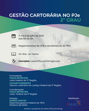 Apresentação de curso sobre gestão cartorária no PJe, com informações sobre datas, inscrições e equipe de instrutores, voltada a profissionais do setor jurídico. A imagem tem detalhes em na cor azul e verde nos cantos inferior e superior e uma imagem central de um computador em tom de cinza claro.