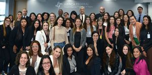 Visitantes com a desembargadora federal Gabriela Araújo 