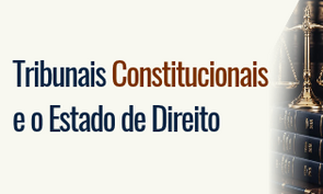 Banner com fundo bege claro onde se lê o título "Tribunais Constitucionais e o Estado de Direito". A palavra "Constitucionais" está em destaque na cor marrom, e o restante do texto em azul-escuro. No canto direito, aparece o corte de uma imagem com uma balança da justiça dourada sobre uma pilha de livros jurídicos escuros.