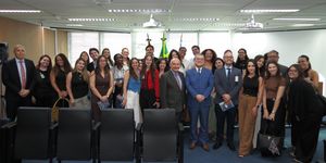Desembargadores federais Carlos Muta, Johonsom Di Salvo e Rubens Calixto com estudantes.