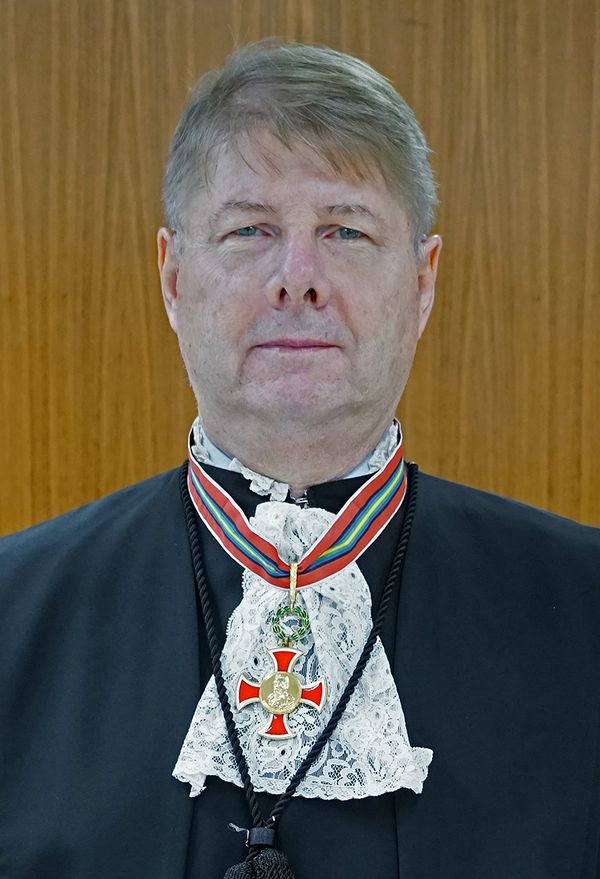 vice presidente Andre Nekatshalow, homem, branco, cabelos lisos grisalhos