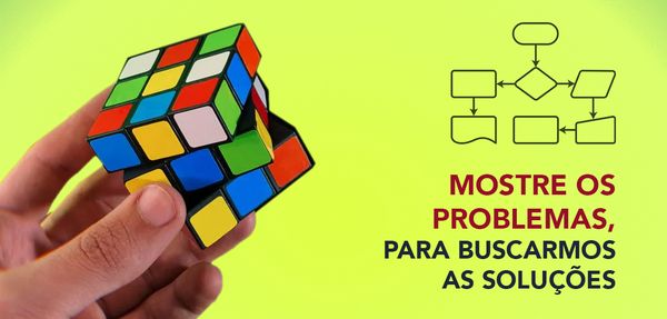 imagem ilustrativa de mão resolvendo um cubo mágico