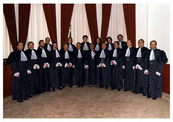 Desembargadoras e Desembargadores federais - membros da primeira composição do TRF3, em 1989     
