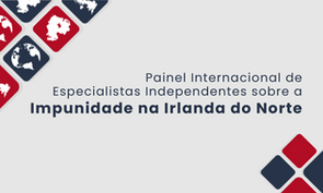 Imagem do card de divulgação do painel internacional de especialistas independentes sobre a impunidade na Irlanda do Norte, que será realizado no Auditório da EMAG em 13 de maio de 2025, das 15h às 17h.  Arte: Fundo cinza com conjunto de quadrados azuis e vermelhos no canto superior direito e também no canto inferior esquerdo. 