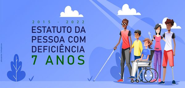 Ilustração com fundo composto por paisagem e céu azul com nuvens. O título 'estatuto da pessoa com deficiência - 7 anos' está à esquerda. À direita, figuras de cinco pessoas sendo, da esquerda para a direita, um homem usando óculos escuros e bengalaacompanhado por um rapaz, uma jovem em cadeira de rodas e um homem e uma mulher abraçados, ela tem um braço mecânico e ele uma perna mecânica.