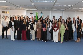 Desembargadora federal Marisa Santos, alunos e professores de Jaú.