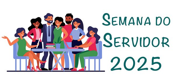 A imagem mostra um grupo de sete pessoas reunidas em torno de uma mesa. Três estão sentadas e quatro estão em pé, todos em um ambiente que parece ser de trabalho ou reunião informal. Sobre a mesa há livros e uma planta, sugerindo um espaço colaborativo ou educativo. As pessoas estão vestidas de forma casual, reforçando o clima descontraído. À direita da imagem, há um destaque com o texto "Semana do Servidor 2025" em letras grandes e verdes, indicando que a imagem está relacionada a um evento comemorativo ou institucional voltado para servidores públicos.