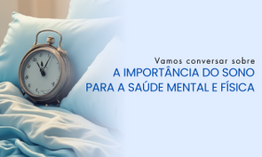 Card de divulgação de um evento intitulado “A importância do sono para a saúde mental e física”. O layout tem fundo em tons de azul claro. À esquerda, há a foto de um despertador metálico sobre uma cama com lençóis claros. 