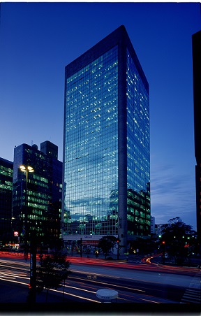 Fotografia da fachada da sede atual do TRF3 - Avenida Paulista, desde 1999.